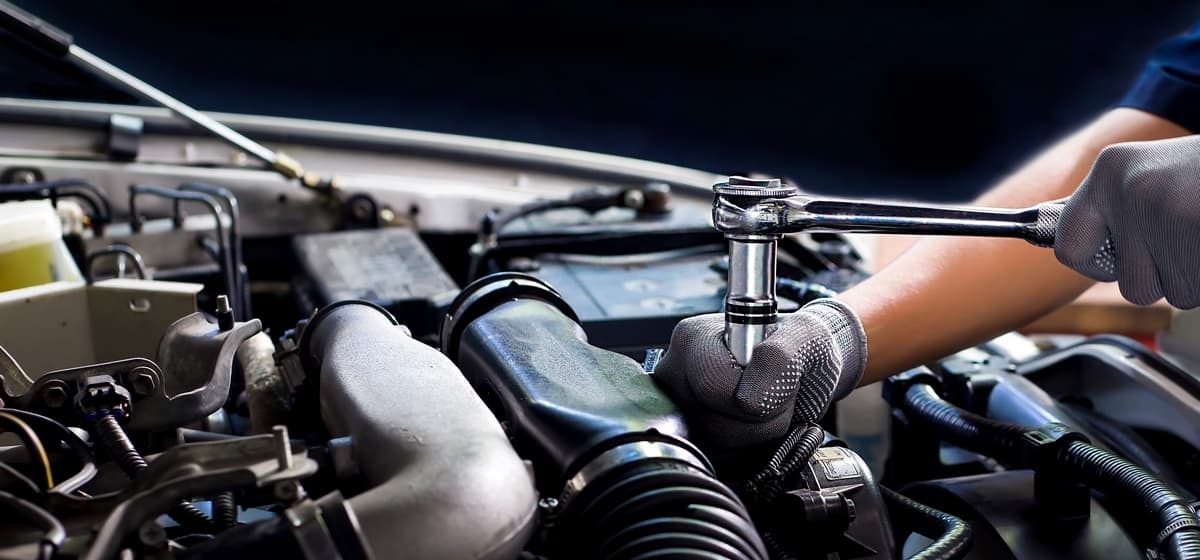 Mecánico en motor de coche